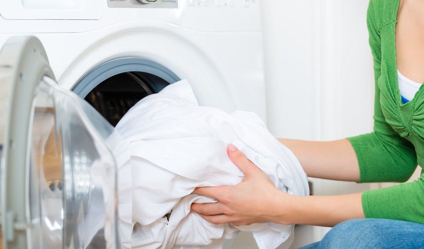 Housekeeper-with-washing-machine