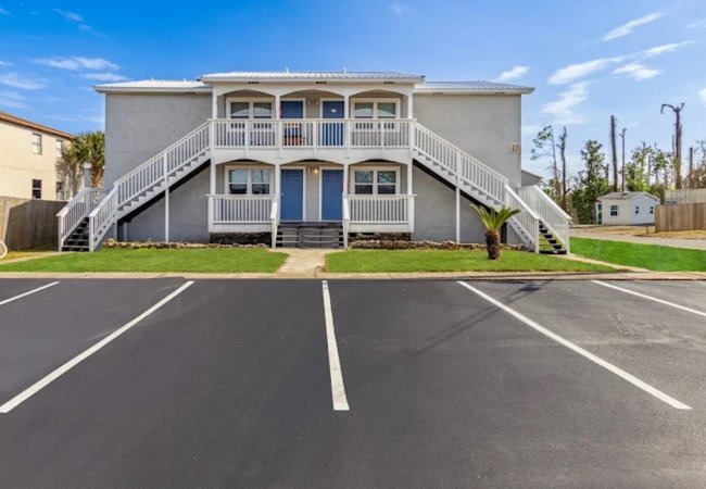 Housekeeper-with-washing-machine